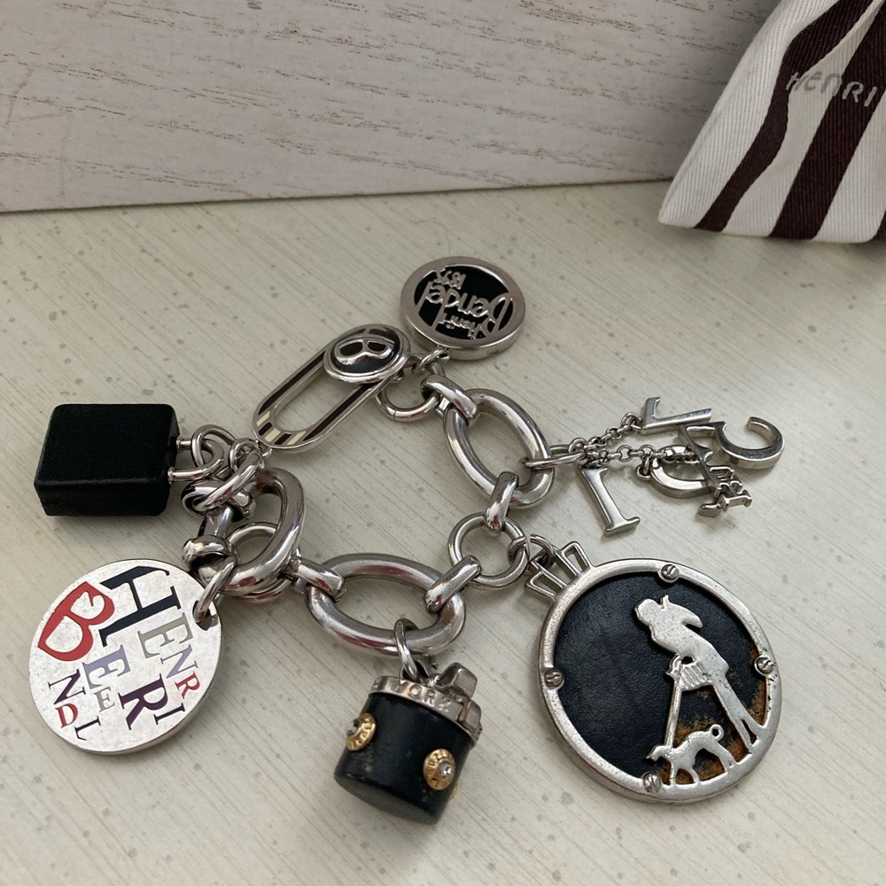 " HENRI BENDEL” CLASSIC CHARM BRACELET, COLLECTIBLE BEAUTIFULperfect condition. - Picture 5 of 12